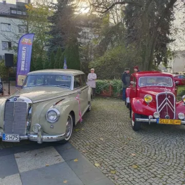 Zlot i parada zabytkowych samochodów w Święto Niepodległości w Radomsku