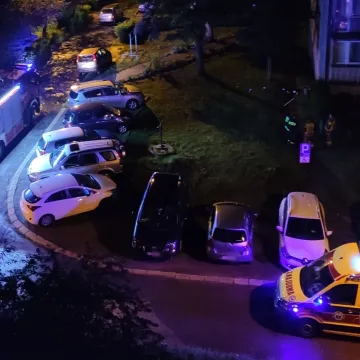 Starsza kobieta na balkonie. Interweniowały służby