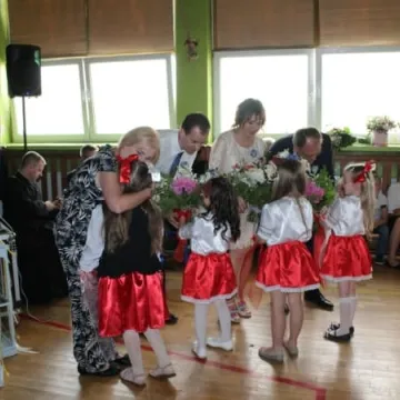 PSP 8 w Radomsku nadano imię „Przyjaciół Dzieci”. Uroczystości 50-lecia