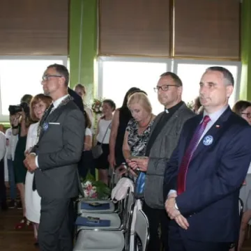 PSP 8 w Radomsku nadano imię „Przyjaciół Dzieci”. Uroczystości 50-lecia