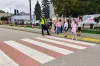 Przejście przez ulicę pod okiem policjantów. Zajęcia w PSP nr 3 w Radomsku