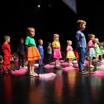Dzieci z PP nr 9 w Radomsku wystąpiły w MDK dla mamy i taty