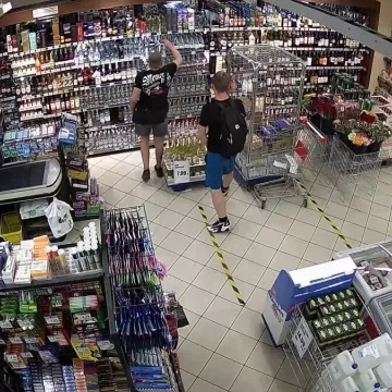 Policja poszukuje sklepowych złodziei