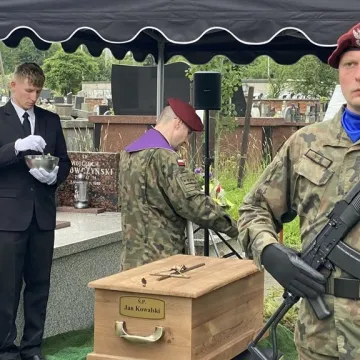 Ekshumowany Jan Kowalski spoczął na Cmentarzu Starym w Radomsku