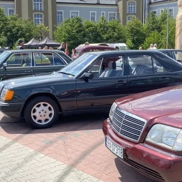 Klasyki zaparkowały w Radomsku. Trwa Auto-Moto Weteran 5