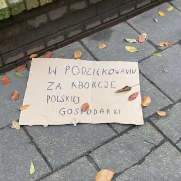 Pod biurem posłanki Milczanowskiej: chryzantemy „w podziękowaniu za aborcję polskiej gospodarki”