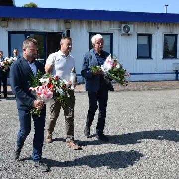 Kwiaty i zaduma w 86. rocznicę wybuchu wojny