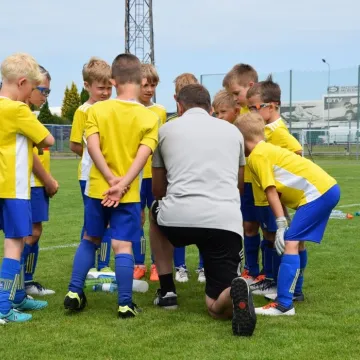 Mali piłkarze na dużej murawie