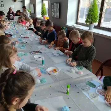 Warsztaty tworzenia ozdób choinkowych w Muzeum Regionalnym w Radomsku