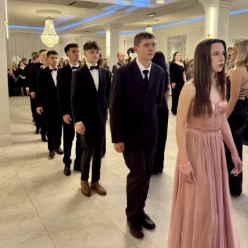Odliczanie do matury rozpoczęło się eleganckim balem w LO Przedborzu