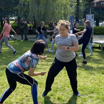 Żołnierze uczą w Radomsku kobiety podstaw samoobrony