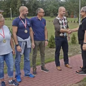 Zagrali w mini golfa