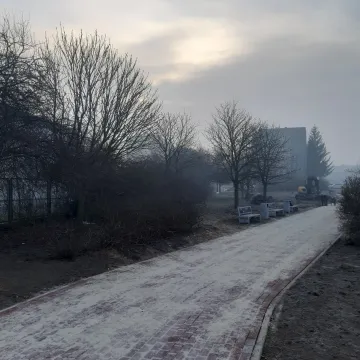 W Parku Solidarności w Radomsku trwa modernizacja alejek