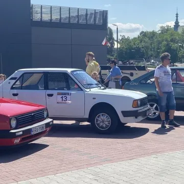 Auto - Moto Weteran 6.  W Radomsku zaparkowały motoryzacyjne legendy