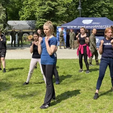 Żołnierze uczą w Radomsku kobiety podstaw samoobrony