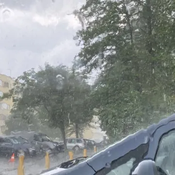 Grzmi, ulewnie pada nad Radomskiem