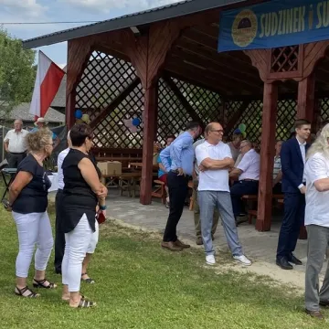 W Sudzinku otwarto nową drogę. Wstęgę przecinał m.in. wicemarszałek Sejmu RP