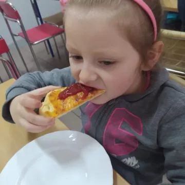 „Zerówiaki” z PSP 8 w Radomsku bawiły się na balu karnawałowym. Świętowały też dzień pizzy