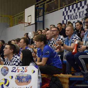 Trzy sety, trzy punkty. METPRIM Volley Radomsko zwycięża z SMS PZPS Spała III