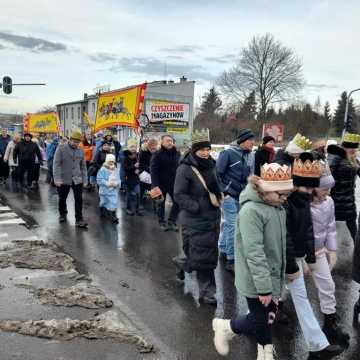 [WIDEO] Orszak Trzech Króli 2025 w Radomsku. „Kłaniajcie się królowie!”