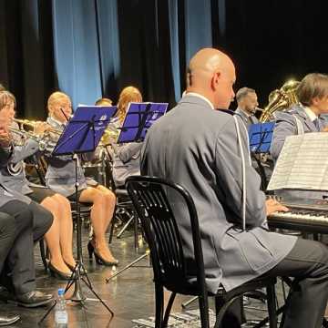 [WIDEO] Policyjna orkiestra wystąpiła w MDK w Radomsku z okazji Dnia Matki