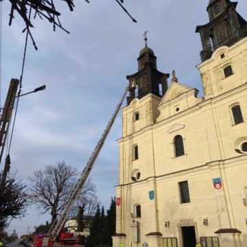 [AKTUALIZACJA] Chwiejący się krzyż na wieży klasztoru w Gidlach stwarza zagrożenie. Wezwano straż pożarną i specjalistyczną grupę