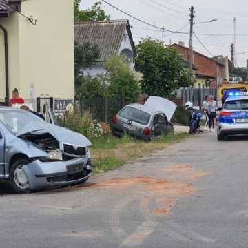 [AKTUALIZACJA] W Okrajszowie zderzyły się dwa samochody. Jedna osoba trafiła do szpitala