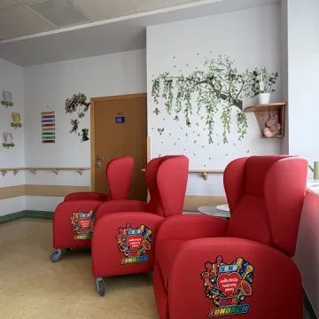 8 nowych leżanek trafiło na Oddział Dziecięcy dzięki wsparciu WOŚP