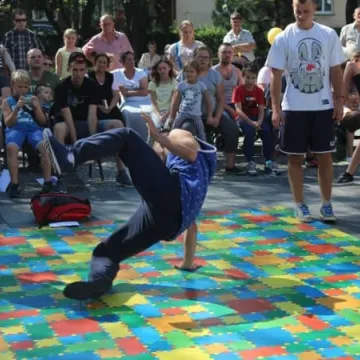 Taneczna wojna na placu 3 Maja