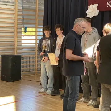 Foto budka, pokazy, poznawanie szkoły. Dzień  Otwarty w ZSP w Kamieńsku