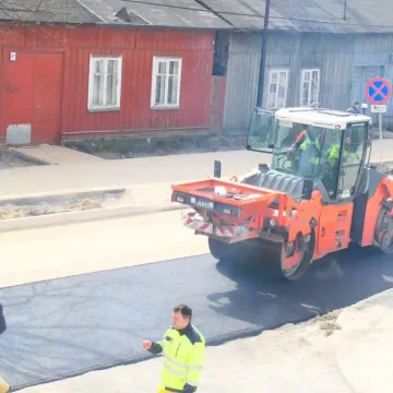 Na ul. Piłsudskiego w Radomsku leją już asfalt