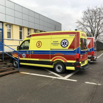 Prezent na Mikołajki. Nowa, zółta karetka dla szpitala w Radomsku