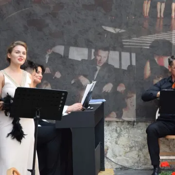 Koncert zespołu Impressja na dziedzińcu muzeum w Radomsku