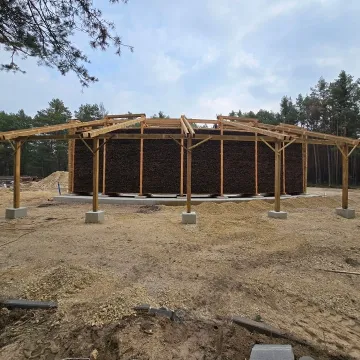 Postęp prac przy budowie tężni solankowych i ścieżek na Wrzoskach w Kamieńsku