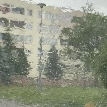 Grzmi, ulewnie pada nad Radomskiem