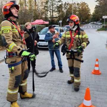 Strażacy ratują kota z tarapatów w bloku przy Piastowskiej w Radomsku