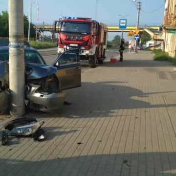 BMW uderzyło w słup energetyczny na ul. Sierakowskiego