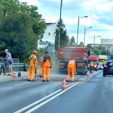 Trwa remont na ul. Brzeźnickiej w Radomsku. Obowiązuje ruch wahadłowy