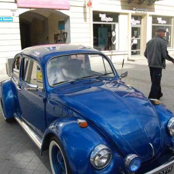 Maluchy, Łady i Cadillaki - wystawa samochodów przed Muzeum Regionalnym w Radomsku