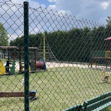 [WIDEO] Szkoła w Pławnie pięknieje po termomodernizacji, a nowe boiska cieszą dzieci i młodzież