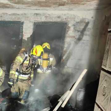 [WIDEO] Pożar domu w Kamieńsku. 75-letnia kobieta została przewieziona do szpitala