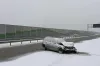 Zimowe warunki na A1. Auto wpadło w poślizg i uderzyło w barierki