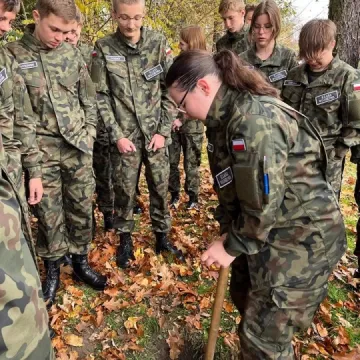 Uczniowie ZSDiOŚ w Radomsku zakopali kapsułę czasu