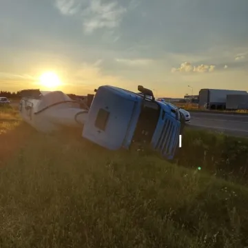 Pijany kierowca ciężarówki wjechał do rowu