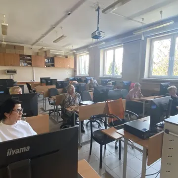 Jak chronić się przed zagrożeniami w sieci? Warsztaty dla seniorów w ZSE-E w Radomsku