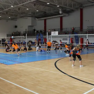 Siatkarska rywalizacja w hali powiatowej