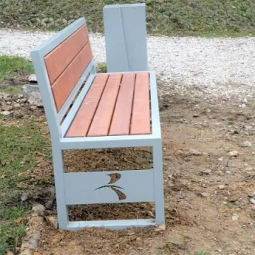 Nowe ławki i kosze w Parku Solidarności