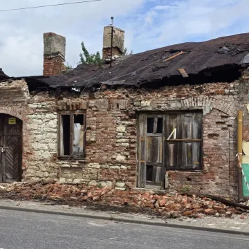 Z domu w Kamieńsku runął fragment elewacji