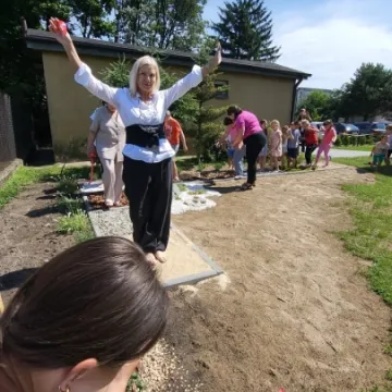 Przy ZSP w Dobryszycach powstała ścieżka sensoryczna