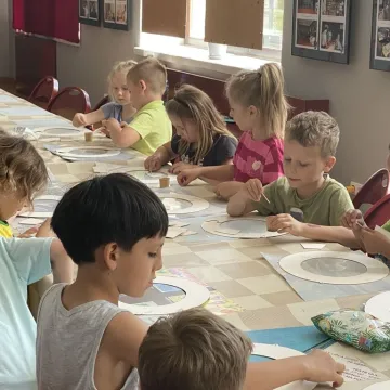 Emocje i wiosna na warsztatach kartonowych w Muzeum Regionalnym w Radomsku